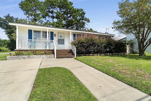 view of front of property featuring a front lawn and covered porch