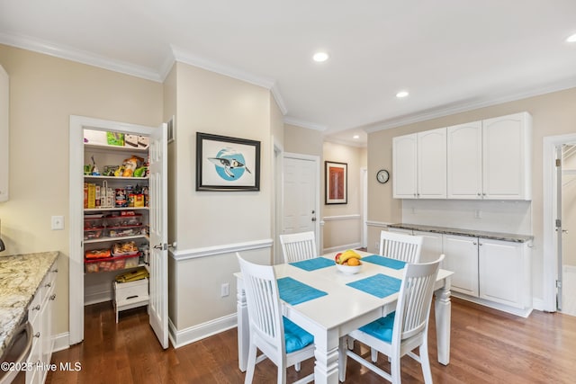 dining space featuring recessed lighting, crown molding, baseboards, and wood finished floors