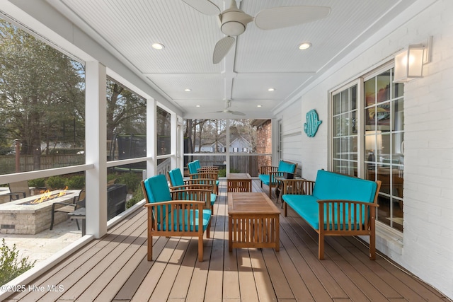 sunroom with ceiling fan