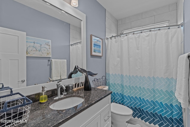 full bath with toilet, a shower with shower curtain, and vanity