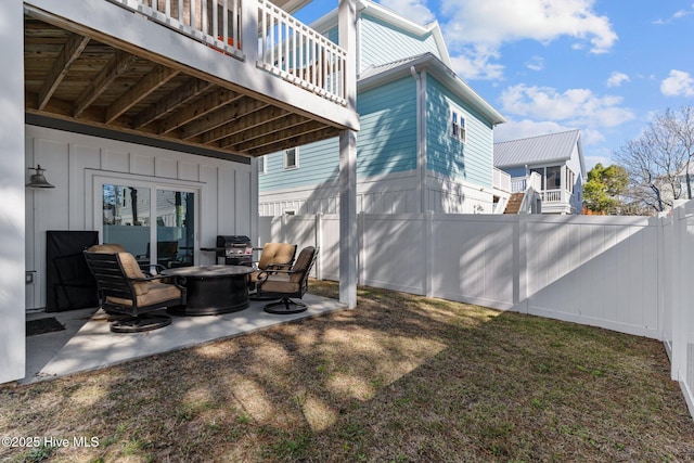 view of yard featuring a patio, an outdoor fire pit, and a fenced backyard