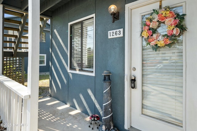 property entrance featuring stucco siding