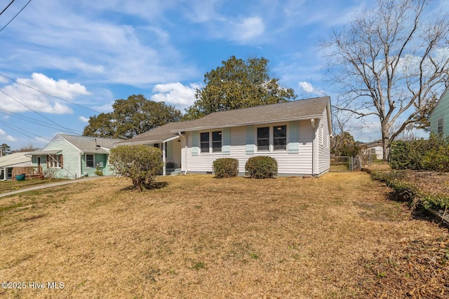 view of front facade with a front lawn and fence