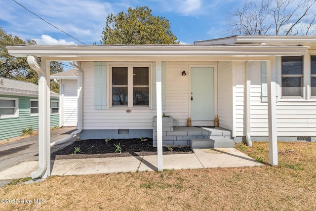 view of front of home featuring a porch and crawl space