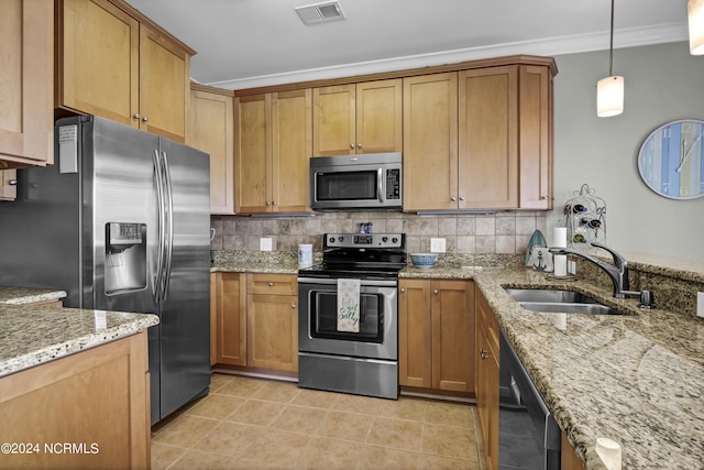 kitchen with stainless steel appliances, a sink, visible vents, and decorative backsplash