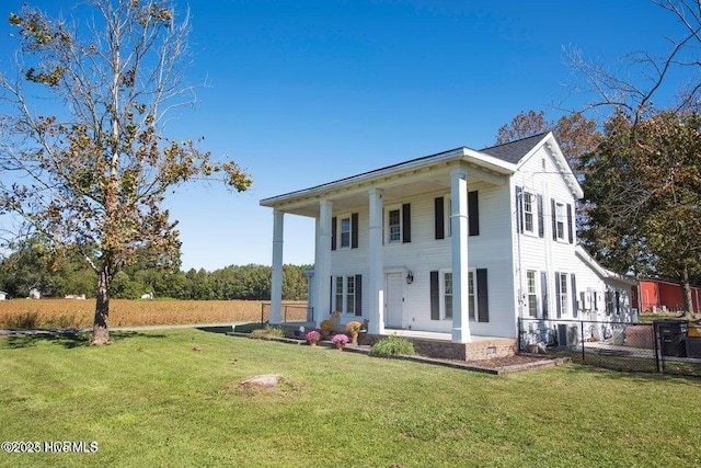 view of front of home featuring fence and a front lawn