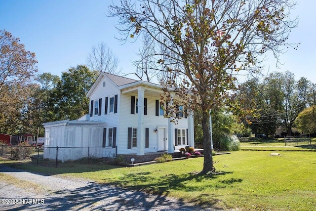 view of front of property featuring fence, a front lawn, and a pergola