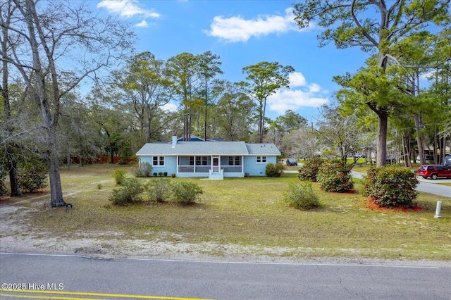 ranch-style home with a front yard