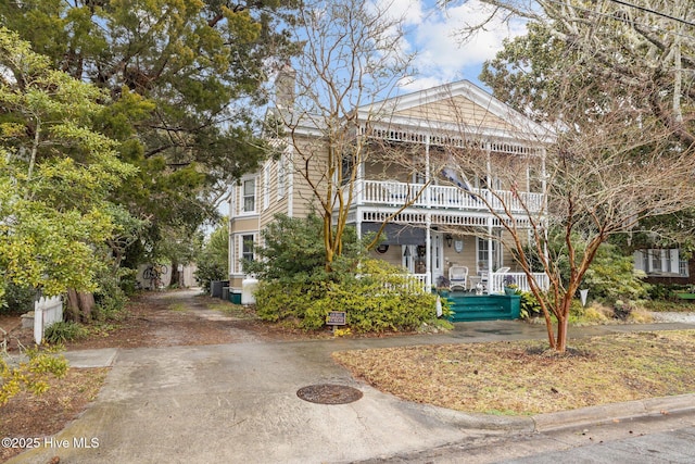 view of front facade featuring a porch and a balcony