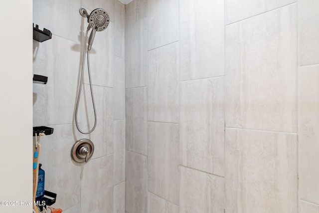 room details featuring a tile shower