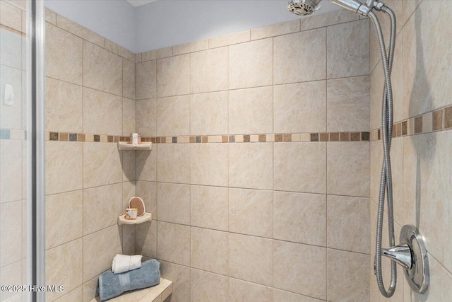 full bath with tiled shower