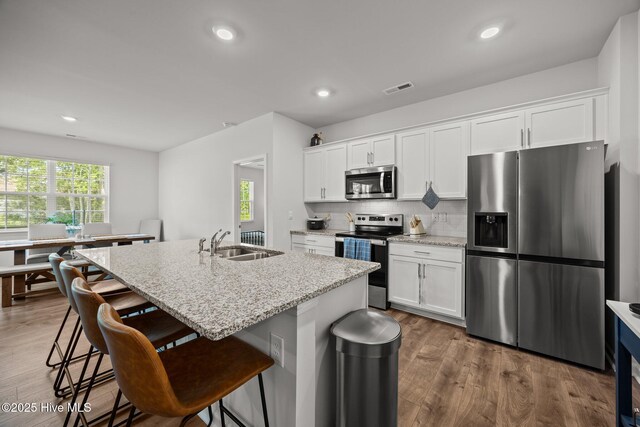 1507 Caracara Dr, New Bern, NC 28560 - kitchen with appliances with stainless steel finishes, a sink, a center island with sink, healthy amount of natural light, and recessed lighting