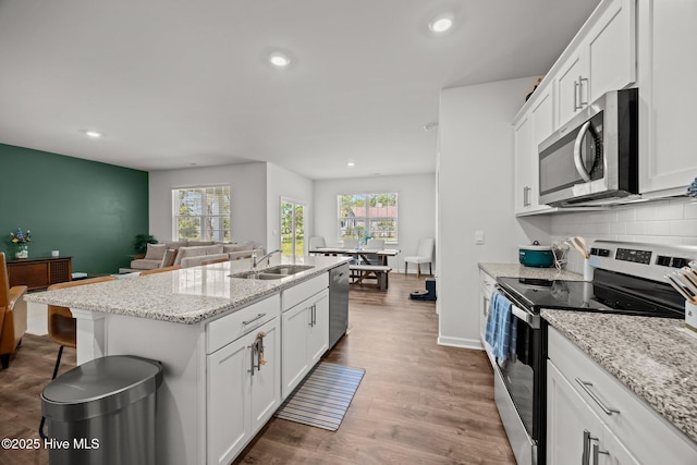 1507 Caracara Dr, New Bern, NC 28560 - kitchen with appliances with stainless steel finishes, a sink, plenty of natural light, recessed lighting, and white cabinetry
