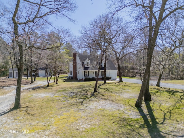 view of yard with driveway