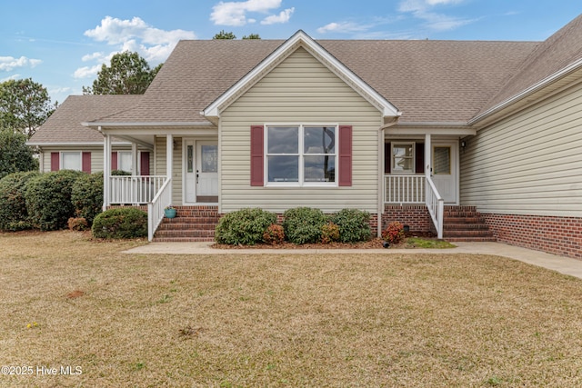 view of front of house featuring a shingled roof, a front lawn, and covered porch