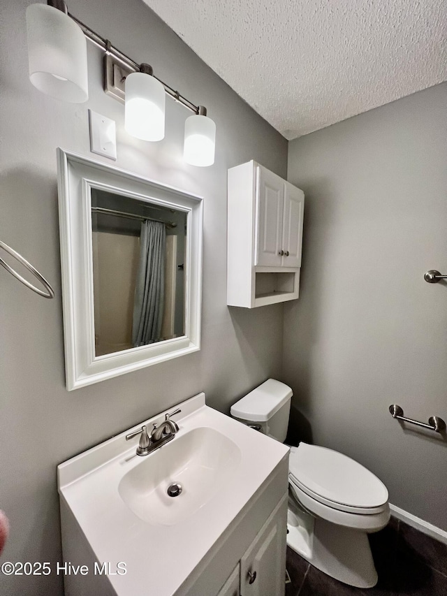 full bath with toilet, a shower with shower curtain, a textured ceiling, and vanity