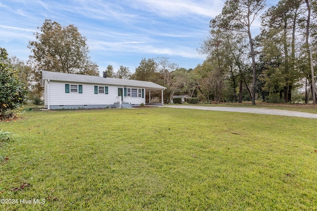 view of front of property featuring driveway, a front lawn, and crawl space