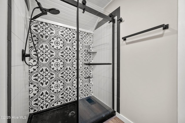 bathroom featuring a tile shower