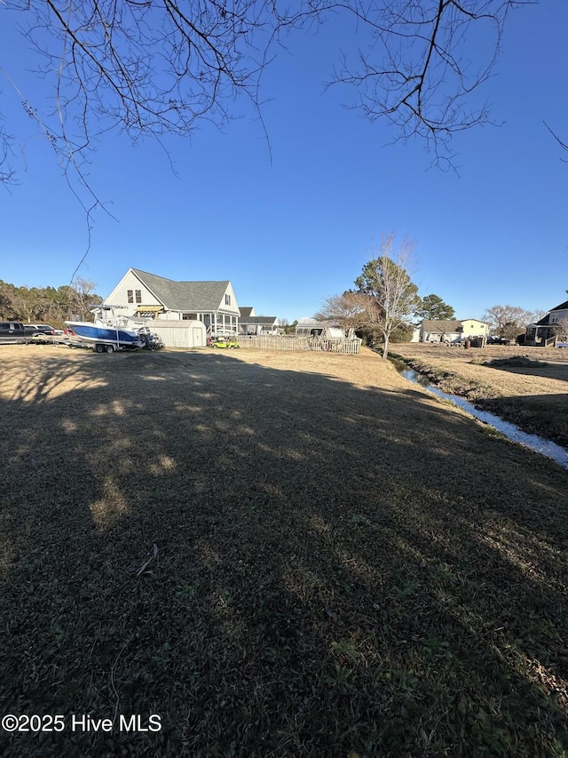 view of front of property featuring a front lawn