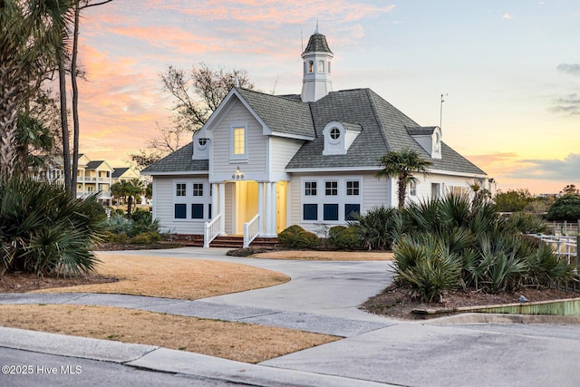 view of front of house with driveway