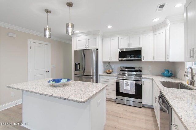 empty room with recessed lighting, light wood finished floors, a raised ceiling, visible vents, and a ceiling fan