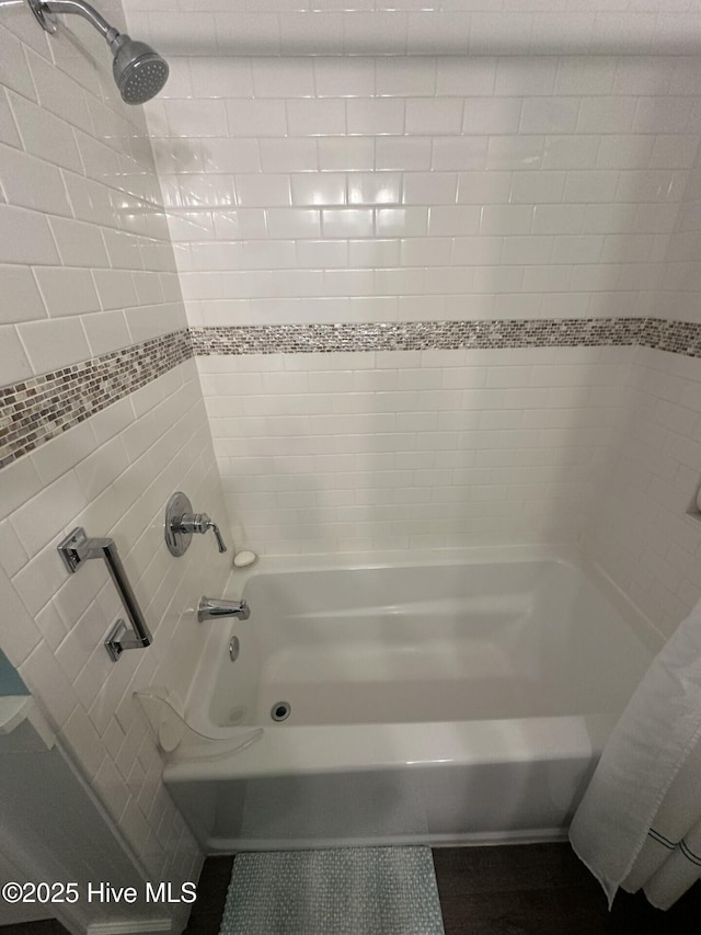 full bath with bathtub / shower combination