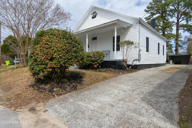 view of front of property featuring aphalt driveway and covered porch