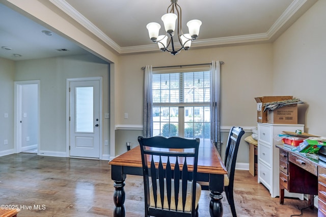 dining space featuring visible vents, light wood-style flooring, and ornamental molding