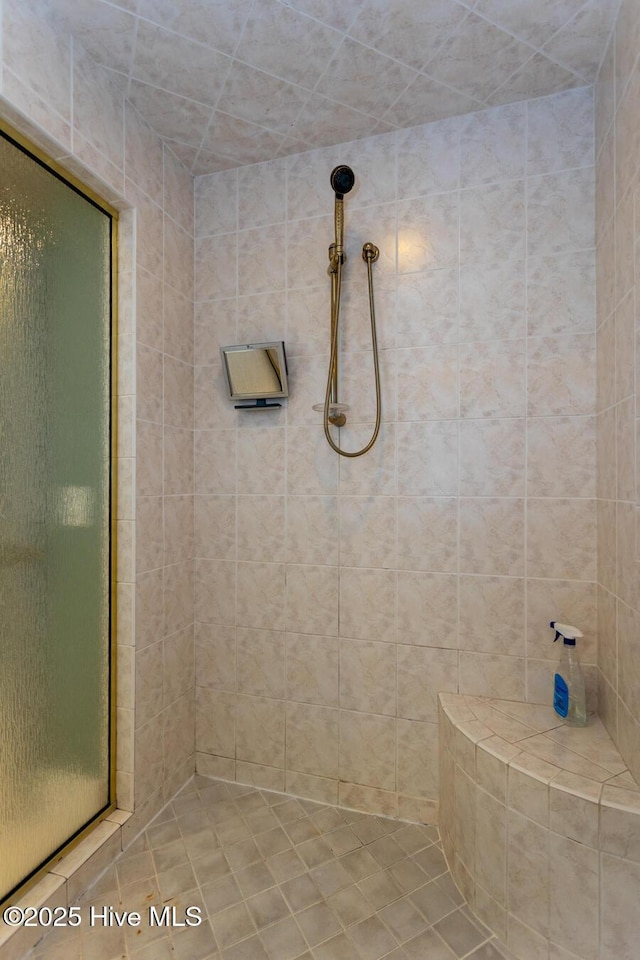 bathroom featuring a tile shower