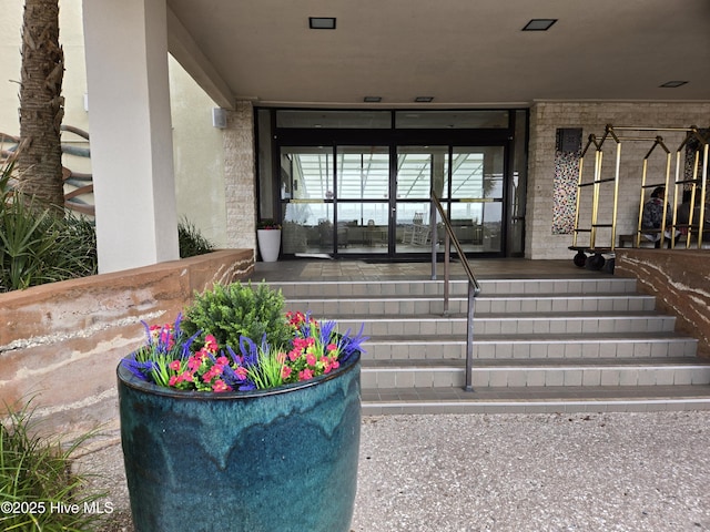 entrance to property featuring a porch