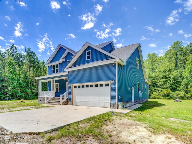 view of front facade featuring a porch, a front yard, and driveway