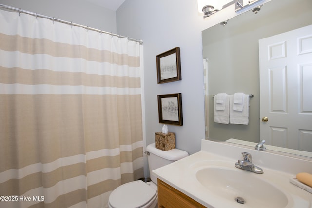 full bathroom featuring a shower with curtain, toilet, and vanity