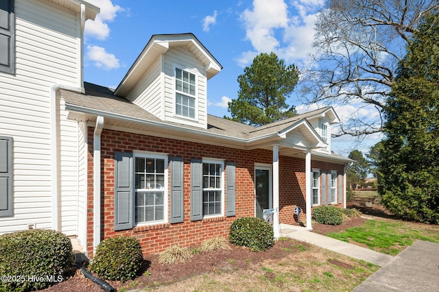 view of front facade with brick siding