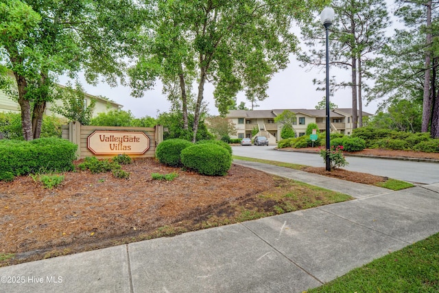 community / neighborhood sign featuring a residential view