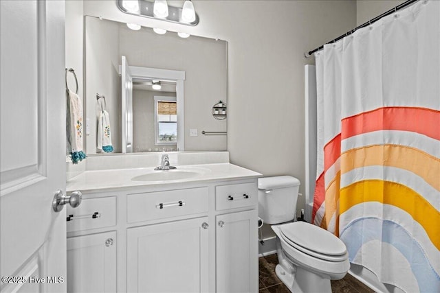 full bathroom with a shower with curtain, toilet, and vanity