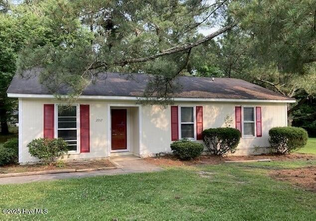 single story home with a front lawn