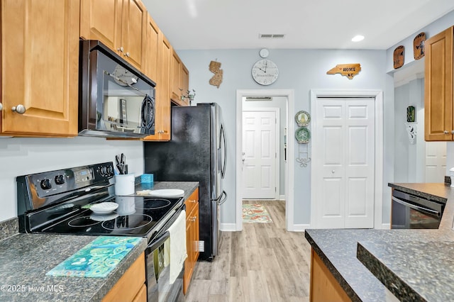 kitchen featuring visible vents, baseboards, recessed lighting, light wood-style flooring, and black appliances