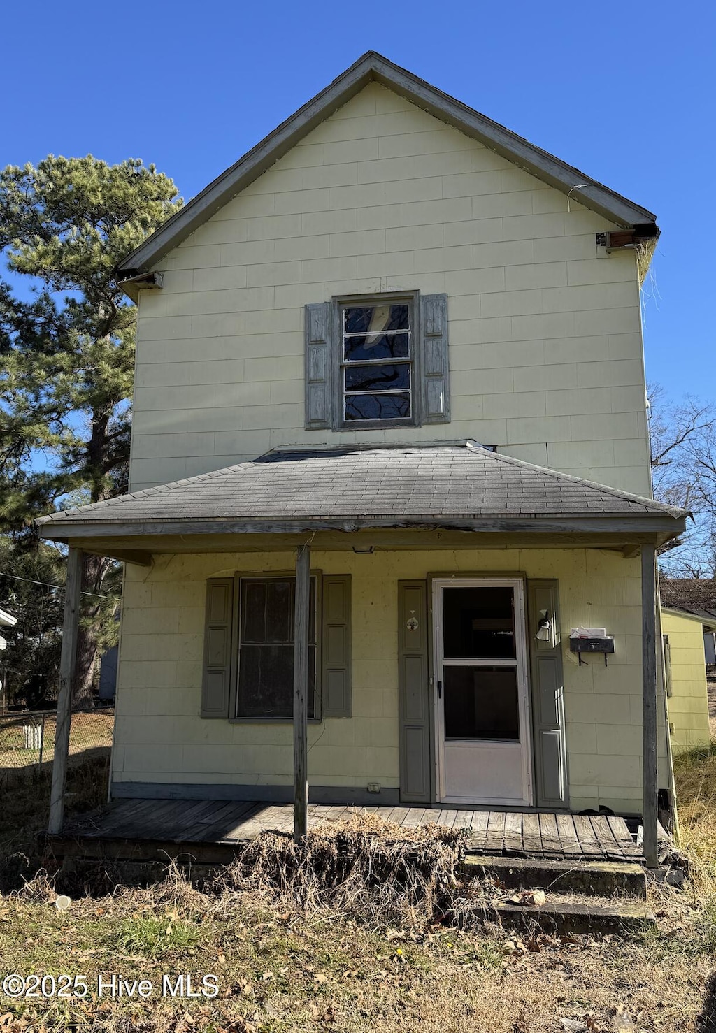 view of front of house with a shingled roof