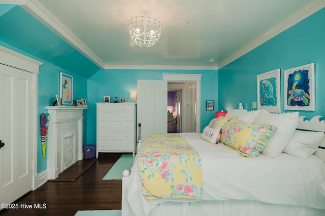 bedroom featuring dark wood finished floors, a chandelier, lofted ceiling, and ornamental molding