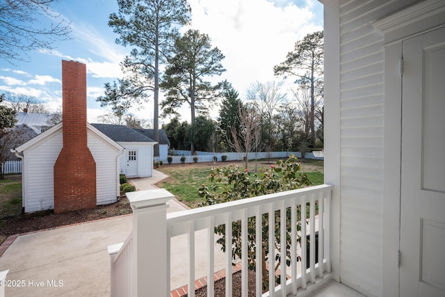 exterior space featuring an outbuilding