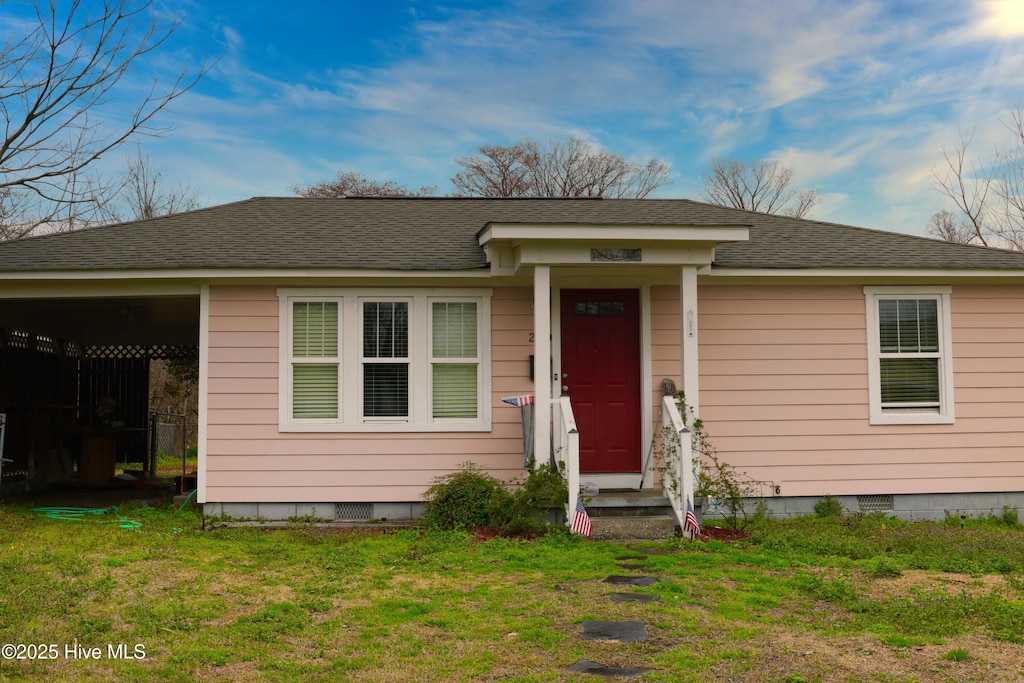 view of front of home featuring crawl space, a front yard, and a shingled roof