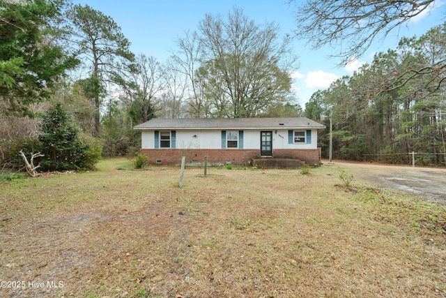 single story home with crawl space, a front yard, and brick siding