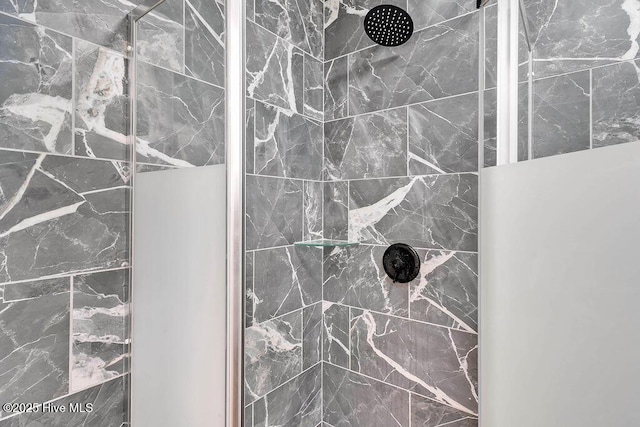 bathroom featuring tiled shower