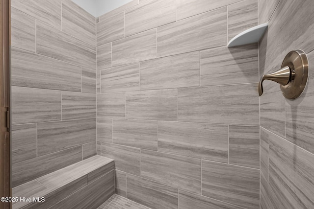 full bath with tiled shower