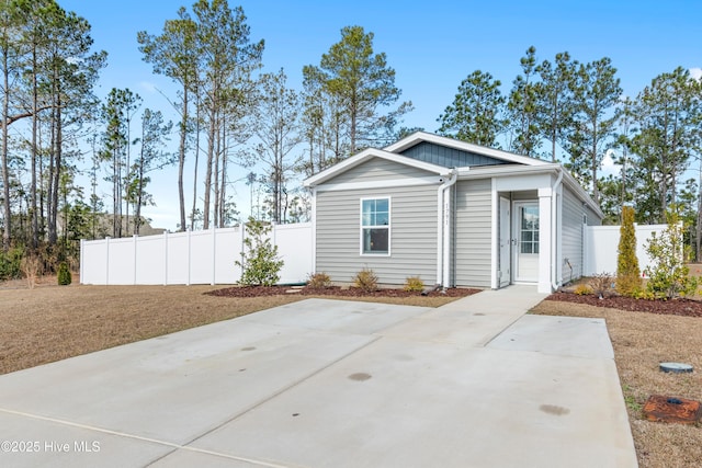 view of front of house featuring a patio and fence