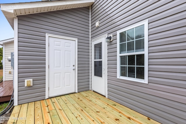 property entrance featuring a wooden deck