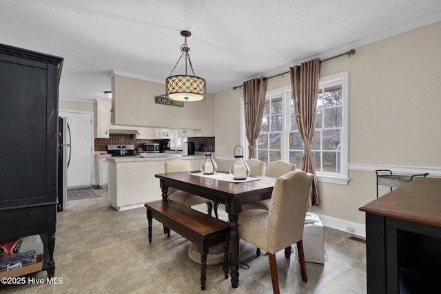 dining area featuring visible vents, baseboards, and ornamental molding