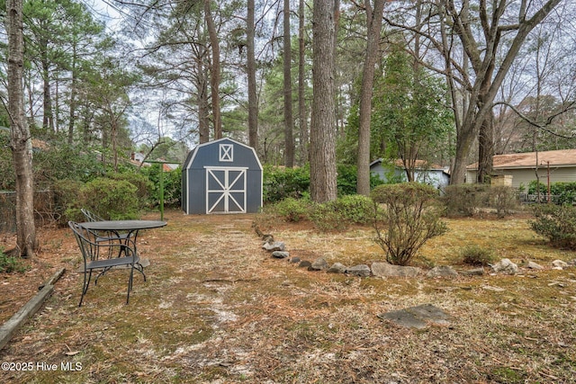 view of yard with an outbuilding