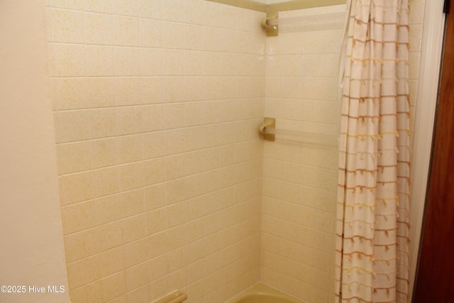 room details featuring shower / tub combo with curtain