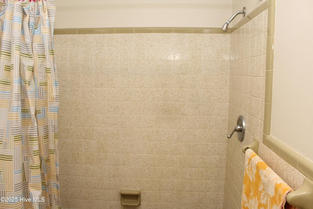 details featuring a tile shower